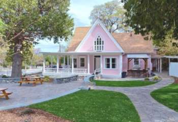 pinkhouseexteriorblog